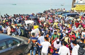 Ferry terminals see huge rush of homebound people