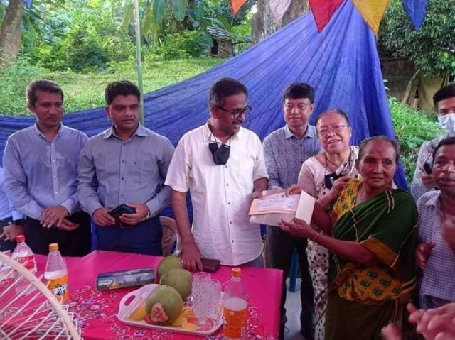 rangamati-dc-hands-3l-to-rupna-and-ritu-pornas-family1