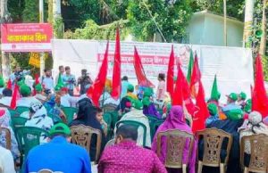Protesters besiege Salahuddin Quader’s family house in Chittagong